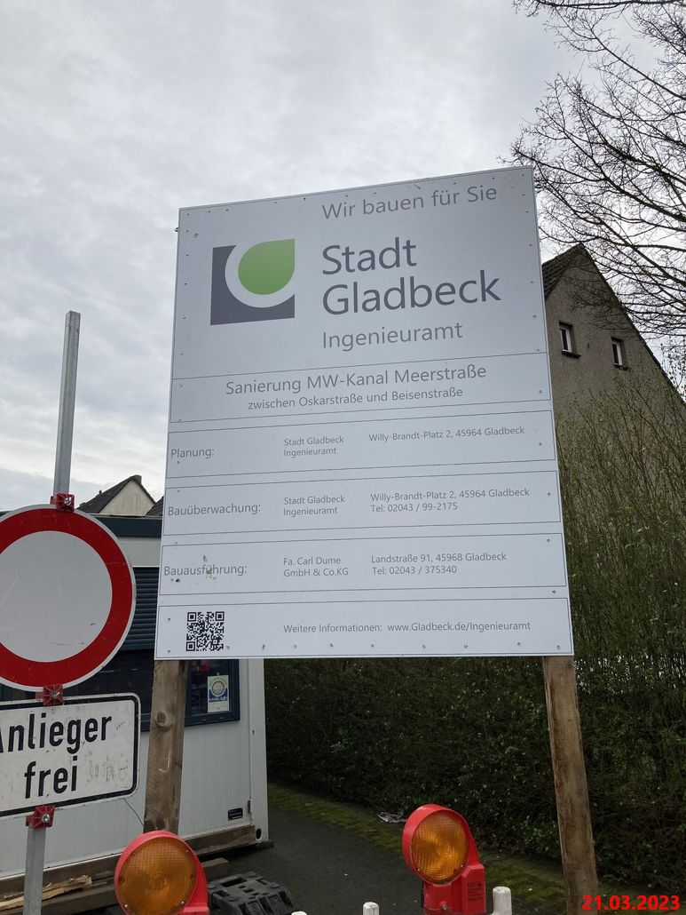 Bauschild mit Informationen