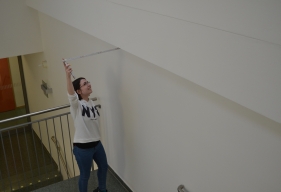 Bauzeichnerin beim Messen