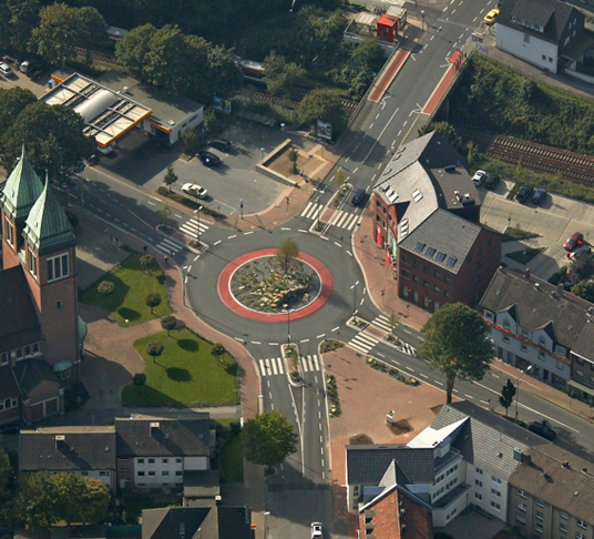 Das Bild zeigt den Kreisverkehr an der Beethovenstraße