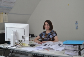 Bauzeichnerin an Ihrem Schreibtisch