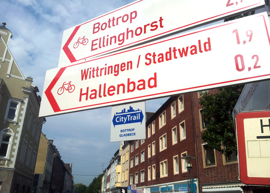 Das Bild zeigt die Radwegweisung