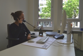 Stadtsekretärin am Telefon