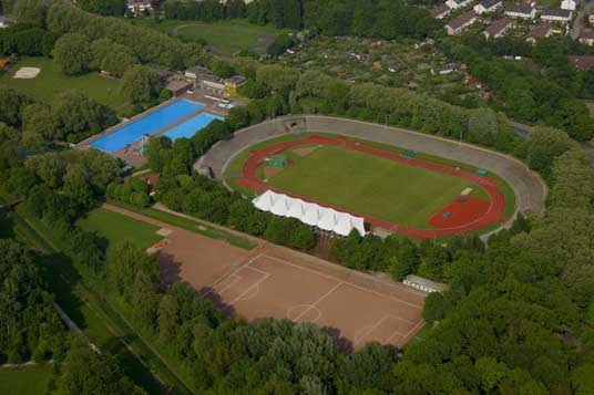 Das Bild zeigt das Gladbecker Freibad zusammen mit dem Stadion