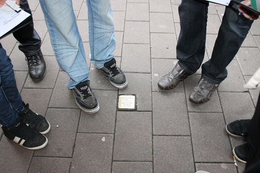 Das Bild zeigt einen Stolperstein Das Bild zeigt einen Stolperstein