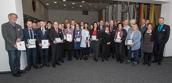 Die Vertreter der zertifizierten Unternehmen 2018 im Ratssaal.